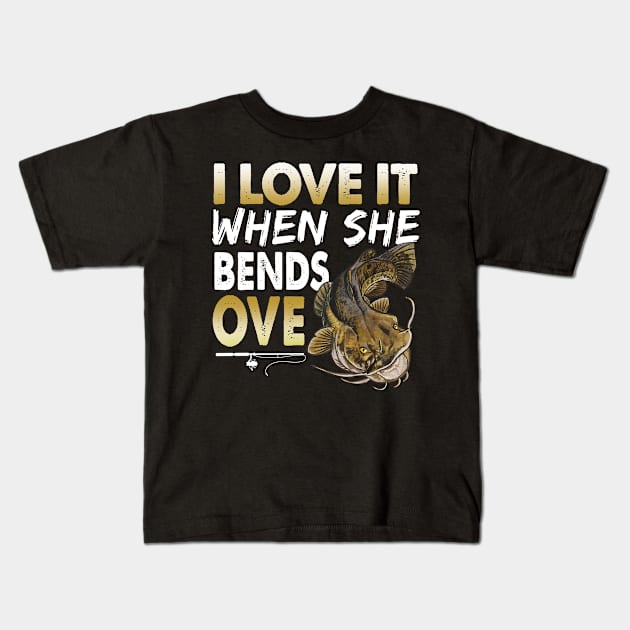 Mens Flathead Catfish I Love It When She Bends Over Fishing Humor Kids T-Shirt by Schied Tungu 